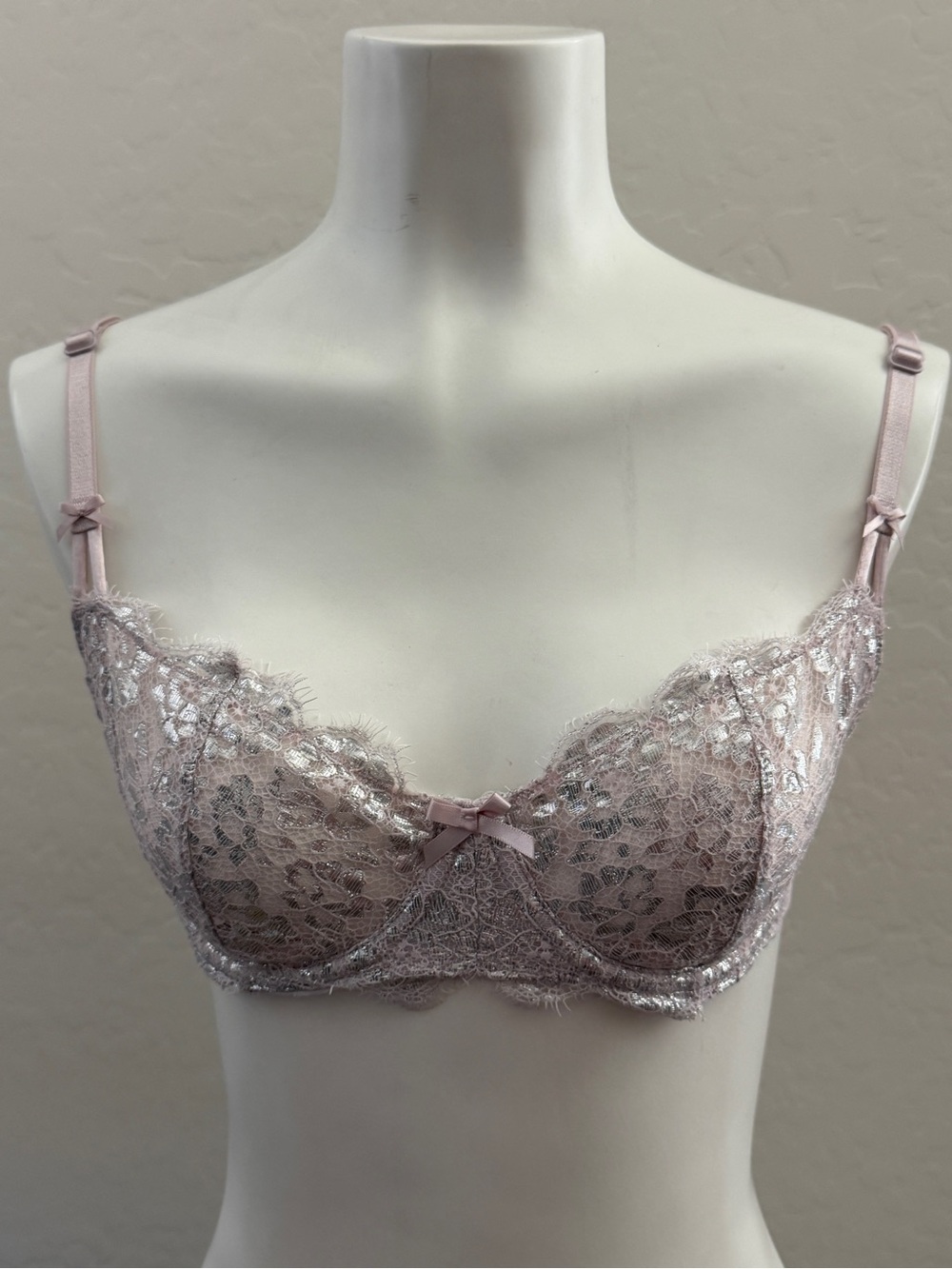 Victoria’s Secret Delicate Lace Underwire Bra in Dusty Pink